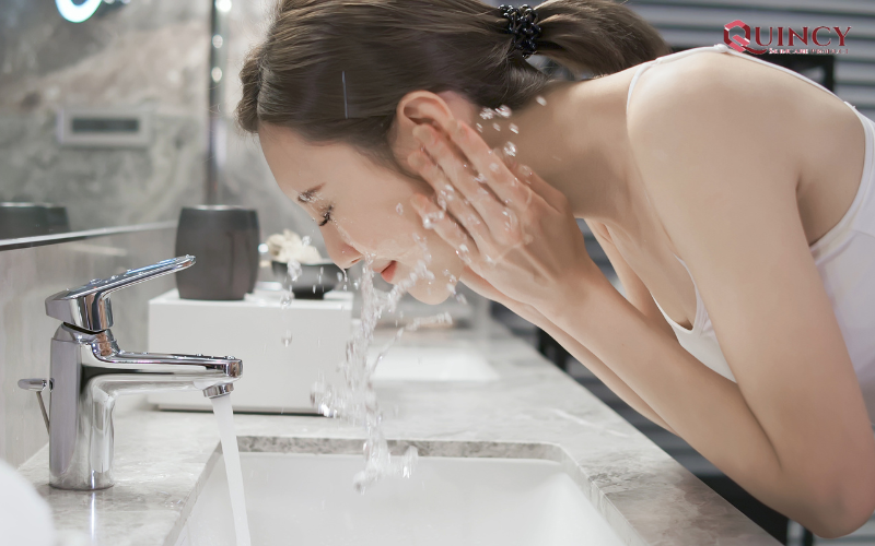5 sai lầm khi rửa mặt cho da dầu mùa hè cần tránh ngay! 16 Không thiết kế lại routine chăm sóc da phù hợp với mùa hè - 5 sai lầm khi rửa mặt cho da dầu mùa hè cần tránh ngay!