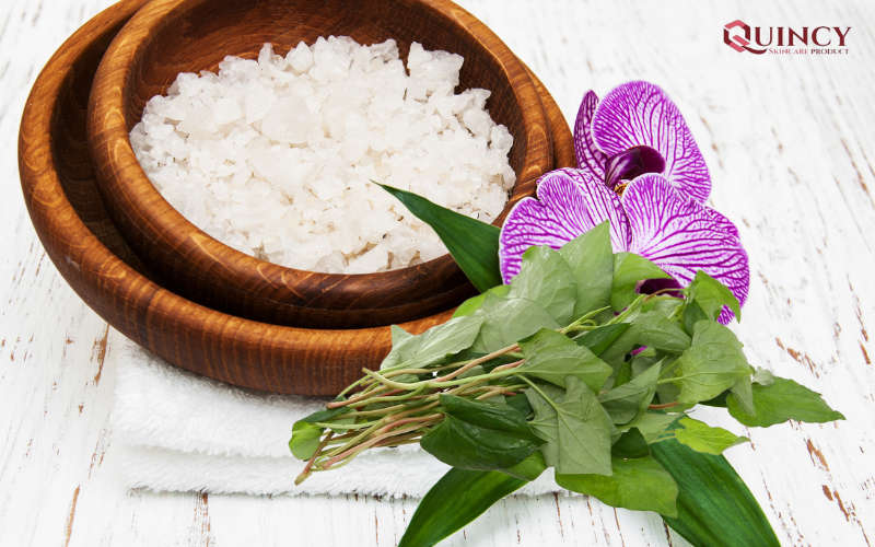 Kết hợp muối biển và rau diếp cá trị mụn tận gốc 