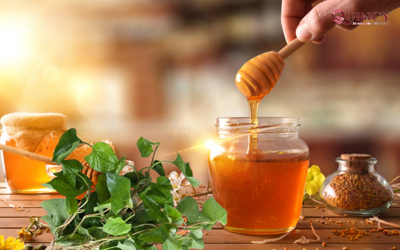 Tự làm serum mật ong rau diếp cá trị mụn tại nhà
