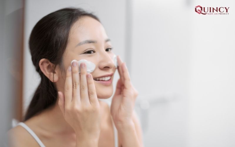 10 cách làm đẹp da mặt tại nhà đơn giản không thể bỏ qua 13 Thường xuyên sử dụng kem dưỡng ẩm