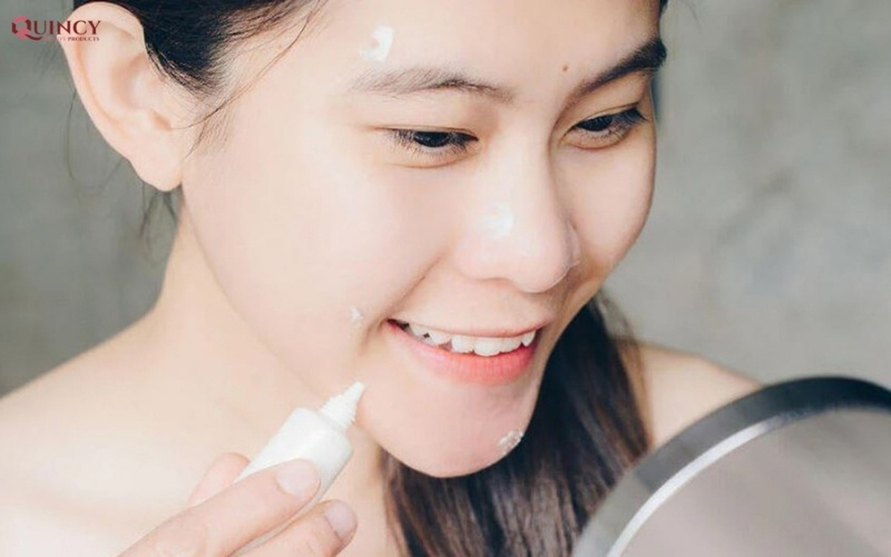 #1 Nên bôi kem trị mụn trước hay sau serum? 8 bôi kem chống nắng trước hay sau serum