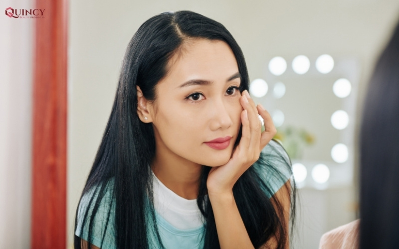 5 thói quen xấu khi dùng kem mắt khiến bạn trông già hơn tuổi 10 thói quen xấu khi dùng kem mắt khiến bạn trông già hơn